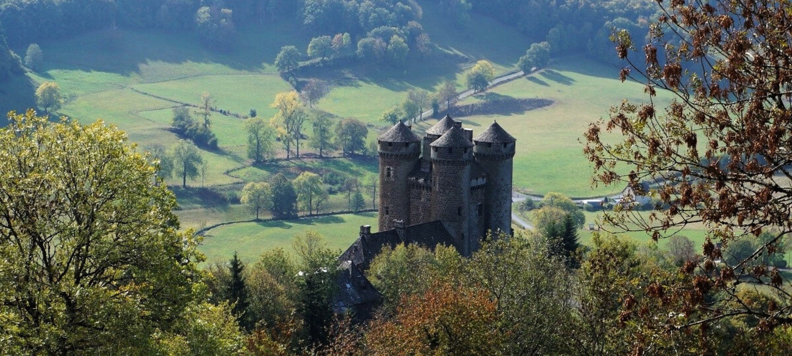 "Le château d'Anjony en automne"