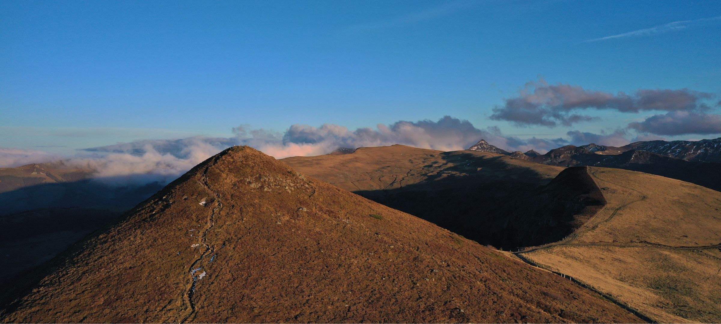 "Randonner sur les volcans en automne en Pays de Salers"