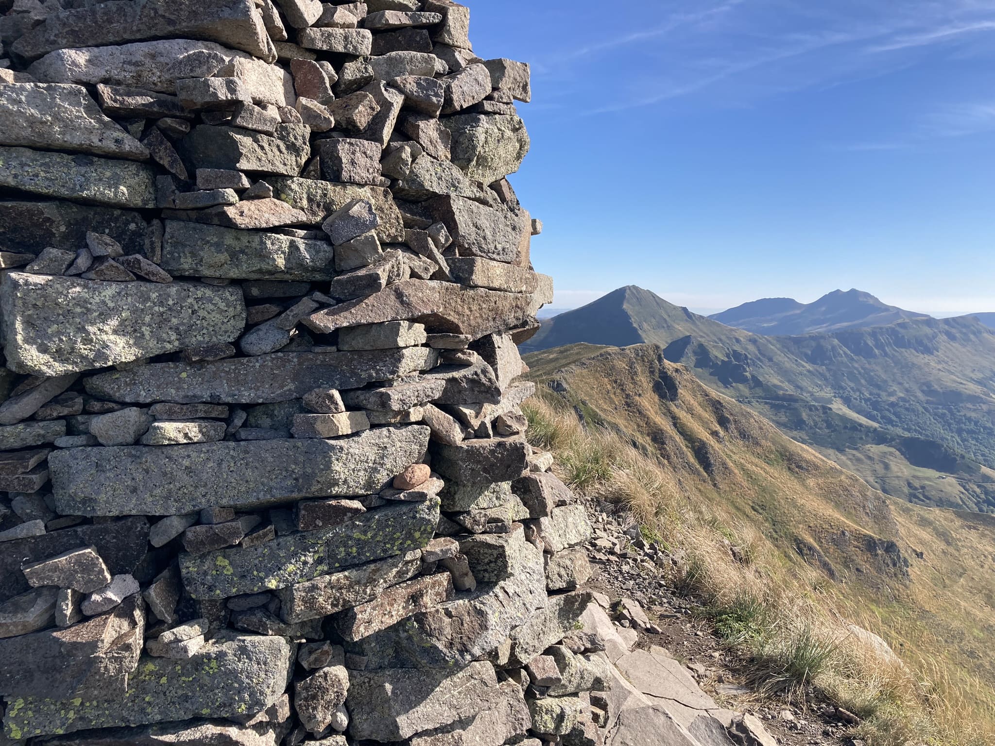 "Sommet Puy Chavaroche avec vue sur le Puy Mary"